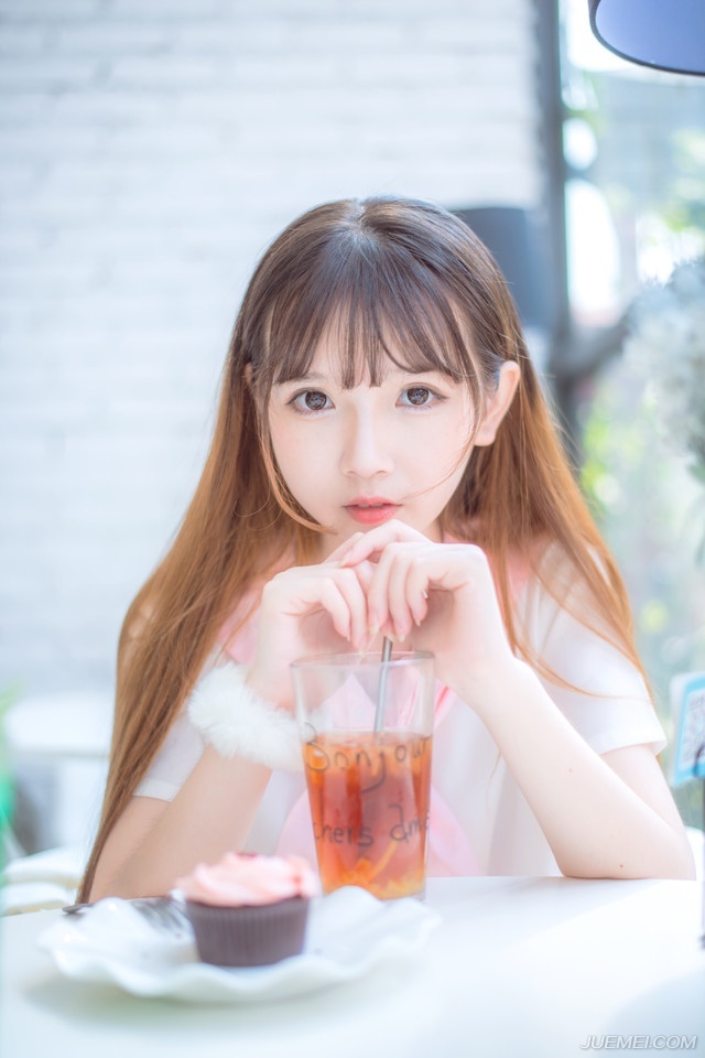 “放肆！”却见被雄阔海派出来保护刘璋的十名骠骑卫见有人竟然胆敢拦路，迅速摘下背上弓弩，随着队率一声令下，一支支弩箭破空而出，只是十人结成的弩阵，却令数十名家奴不能上前，一波接着一波的箭雨射过去，数十名家丁包括那名拦路的士族，甚至连反应都来不及，不到盏茶功夫，连求饶的机会都没有，便尽数倒在血泊之中，无一生还。